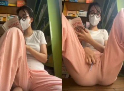 Thiếu nữ vừa đọc từng trang vừa nhét sextoy vào lồn