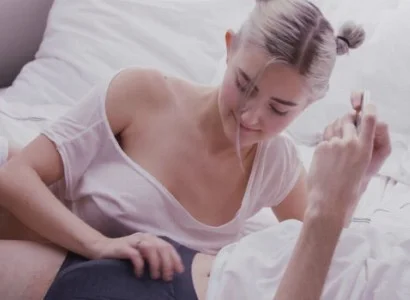 Cậu thanh niên đang nằm chơi điện tử khó mà yên ổn vì em người yêu nứng lồn