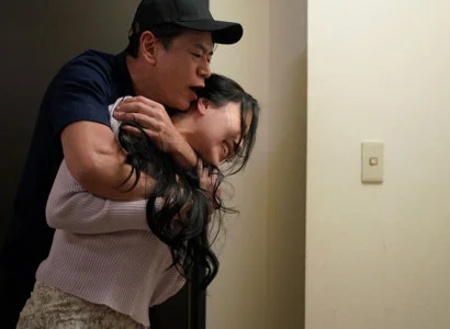 Nữ ca sĩ bị fan ép quan hệ vì thân hình gợi tình