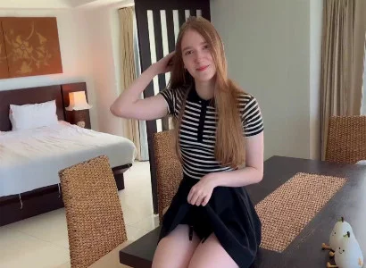 Khách lữ hành rủ lễ tân đi chén