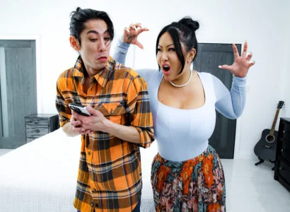 Anh con trai giúp mẹ kế xăm trổ hàng múp đạt cực khoái