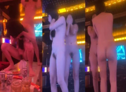 Cô gái thoát y múa lắc lư gợi cảm tại quán karaoke