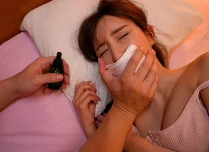 Anh ta cho cô em họ xinh đẹp uống thuốc mê rồi quan hệ